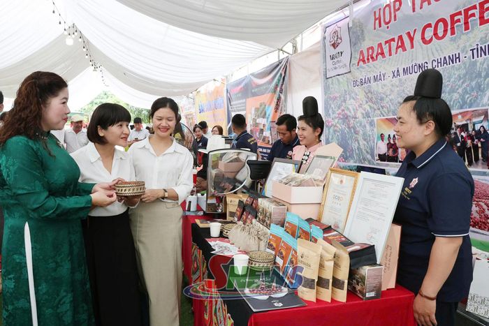 Các đại biểu tham quan gian hàng trưng bày tại Hội thảo.
