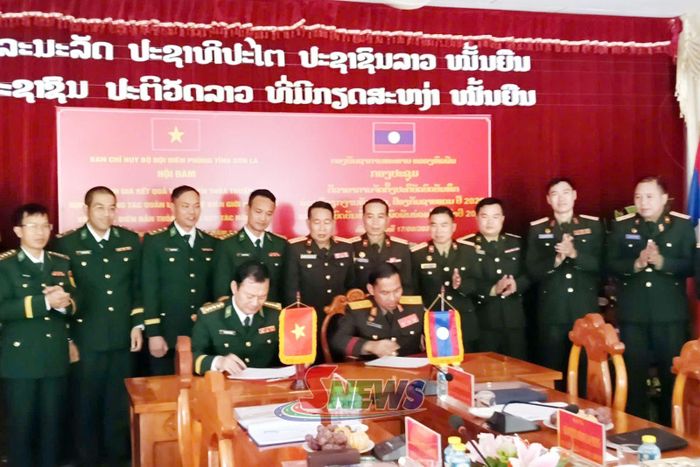 Lãnh đạo Bộ Chỉ huy Quân sự tỉnh Hủa Phăn và Ban Chỉ huy BĐBP tỉnh Sơn La ký bản ghi nhớ nội dung hội đàm.