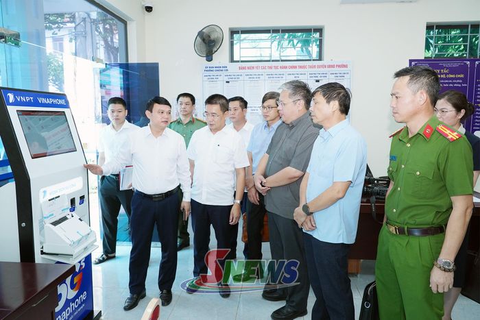 Đồng chí Phó Chủ tịch UBND tỉnh khảo sát hoạt động của Kiot nộp hồ sơ giải quyết TTHC tại phường Chiềng Cơi.