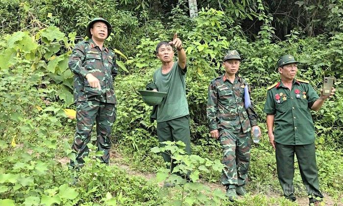 Cựu chiến binh Trịnh Xuân Hùng (thứ 3 bên phải) trở lại chiến trường Vị Xuyên để cung cấp thông tin cho lực lượng tìm kiếm hài cốt liệt sĩ.