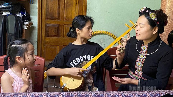 Lớp dạy hát Then, đàn Tính của chị Triệu Thị Lam Hạnh.