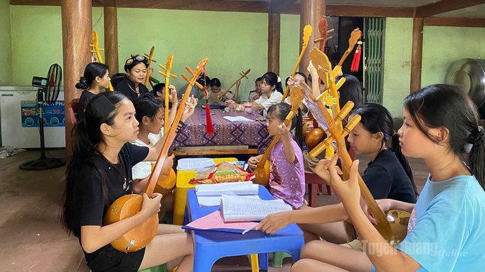 Chị Triệu Thị Lam Hạnh dạy các em nhỏ hát Then.