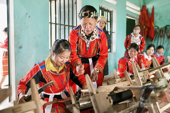 Nghề dệt truyền thống được trao truyền, trở thành một trong những trải nghiệm văn hóa hấp dẫn du khách khi đến Thông Nguyên.