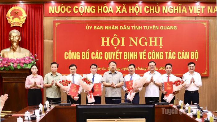 Các đồng chí lãnh đạo tỉnh chúc mừng các đồng chí được trao quyết định tại hội nghị.