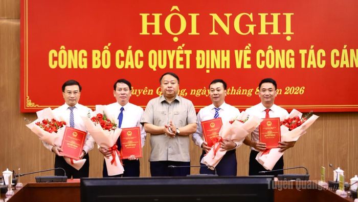 Chủ tịch UBND tỉnh Phan Huy Ngọc trao Quyết định và tặng hoa các đồng chí được phân công, điều động, bổ nhiệm.