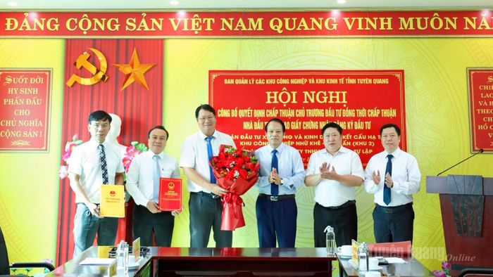 Đồng chí Vân Đình Thảo, Ủy viên Ban Thường vụ Tỉnh ủy, Trưởng Ban Quản lý các khu công nghiệp và khu kinh tế tỉnh trao Quyết định chấp thuận chủ trương đầu tư và Giấy chứng nhận đăng ký đầu tư cho đại diện Công ty TNHH Xây dựng Tự Lập.