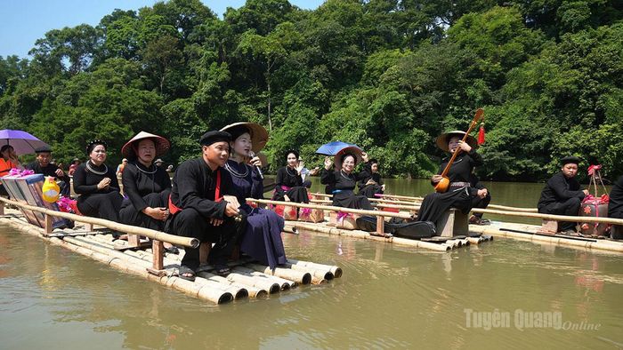 Ngày nay Tân Trào đang phát triển mạnh về du lịch truyền thống, bằng tái hiện nghi lễ dước dâu trên hồ Nà Nưa trong đám cưới truyền thống của dân tộc Tày ở Tân Trào.