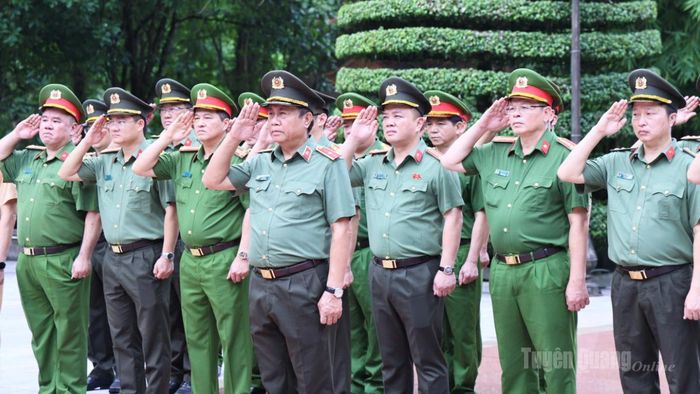 Đoàn đại biểu tổ chức các hoạt động tại Khu di tích lịch sử Nha Công an Trung ương.
