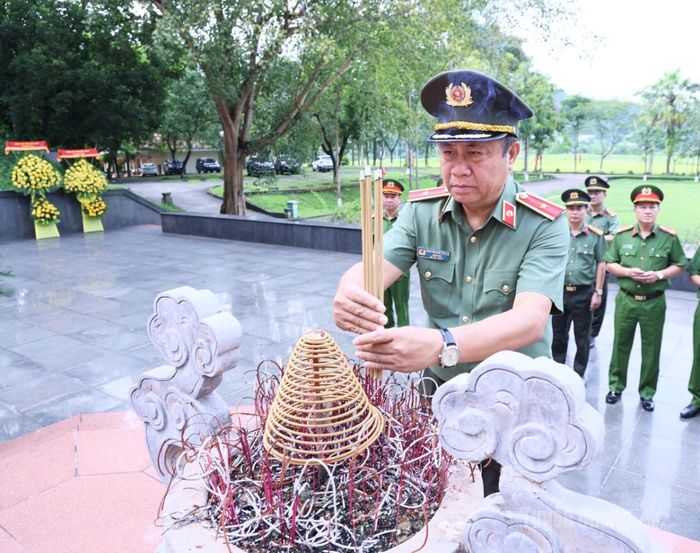 Thiếu tướng Nguyễn Đức Thuận, Giám đốc Công an tỉnh dâng hương, dâng hoa tại Khu di tích lịch sử Nha Công an Trung ương.
