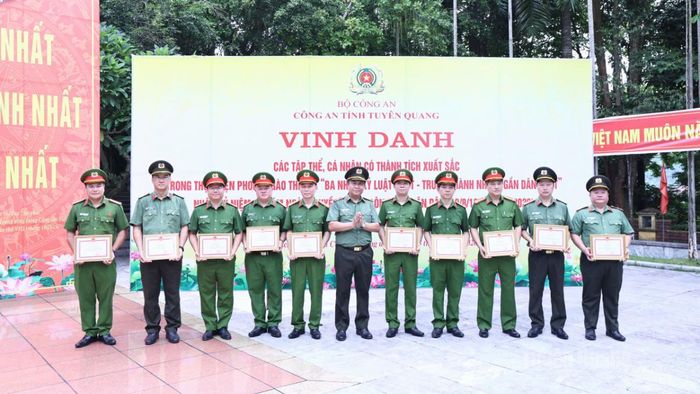 Công an tỉnh đã tổ chức vinh danh, biểu dương 21 tập thể tiêu biểu trong thực hiện phong trào thi đua Ba nhất.