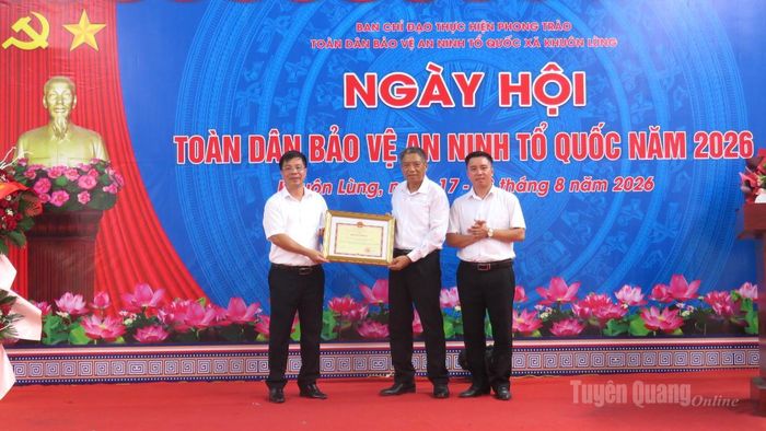 Đồng chí Phó Bí thư Thường trực Đảng ủy các cơ quan Đảng tỉnh Nguyễn Hồng Trang trao Bằng khen của Chủ tịch UBND tỉnh cho Nhân dân và cán bộ xã Khuôn Lùng vì đã có thành tích xuất sắc trong Phong trào Toàn dân bảo vệ an ninh Tổ quốc và tổ chức các hoạt động tiến tới Ngày hội Toàn dân bảo vệ ANTQ.