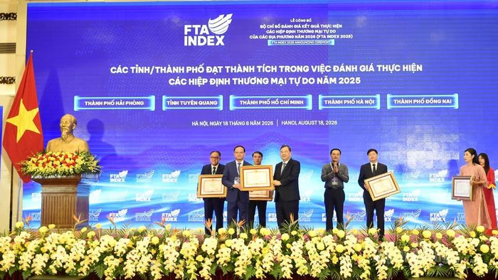 Đồng chí Phạm Gia Túc, Ủy viên Bộ Chính trị, Phó Thủ tướng Thường trực Chính phủ tặng Bằng khen cho tỉnh Tuyên Quang đạt thành tích trong việc đánh giá thực hiện các hiệp định thương mại tự do năm 2025.