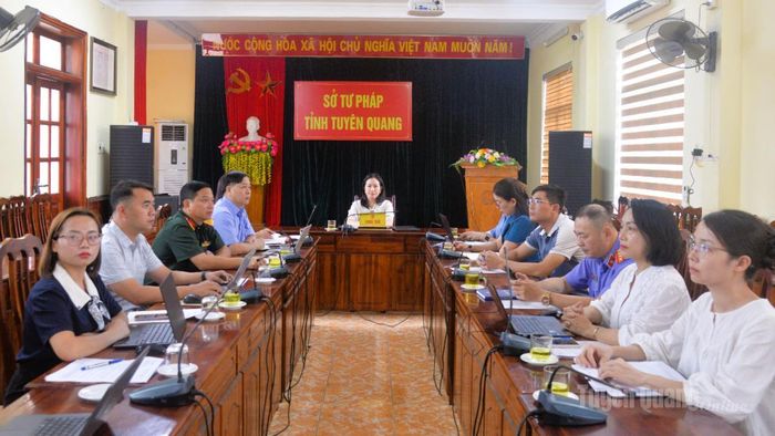 Các đại biểu tại điểm cầu Tuyên Quang tham dự hội nghị.