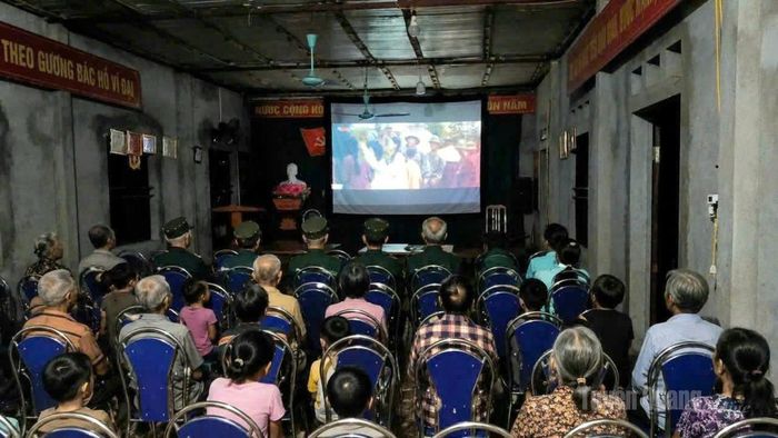 Trung tâm Văn hoá và Điện ảnh phối hợp với xã Phú Linh chiếu phim phục vụ Nhân dân nhân dịp Kỷ niệm các ngày lễ lớn.