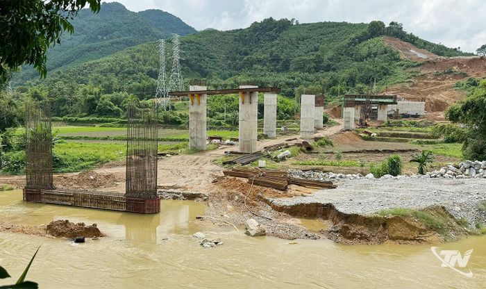 Cầu Sông Cầu có chiều dài 300m đang được đẩy nhanh thi công, đến nay đã hoàn thành 60% khối lượng công việc.
