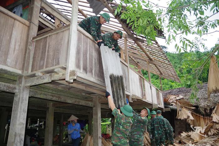 Cán bộ, chiến sĩ Bộ CHQS tỉnh vừa làm công tác dân vận, vừa bám nắm địa bàn.