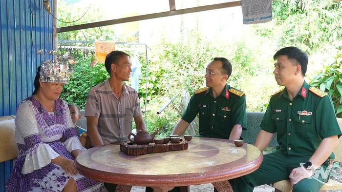 Cán bộ Ban Chỉ huy Quân sự xã Dân Tiến tuyên truyền, định hướng tư tưởng cho đồng bào dân tộc thiểu số trên địa bàn.
