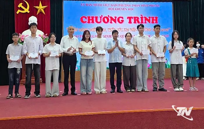 Lãnh đạo phường Phan Đình Phùng và Hội Khuyến học phường trao học bổng cho học sinh vượt khó học tốt tại Chương trình "Thắp sáng niềm tin, tiếp sức em tới trường".