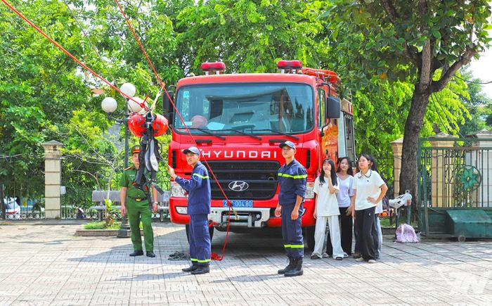 Cán bộ, sinh viên, học sinh được hướng dẫn kỹ năng PCCC &CNCH.