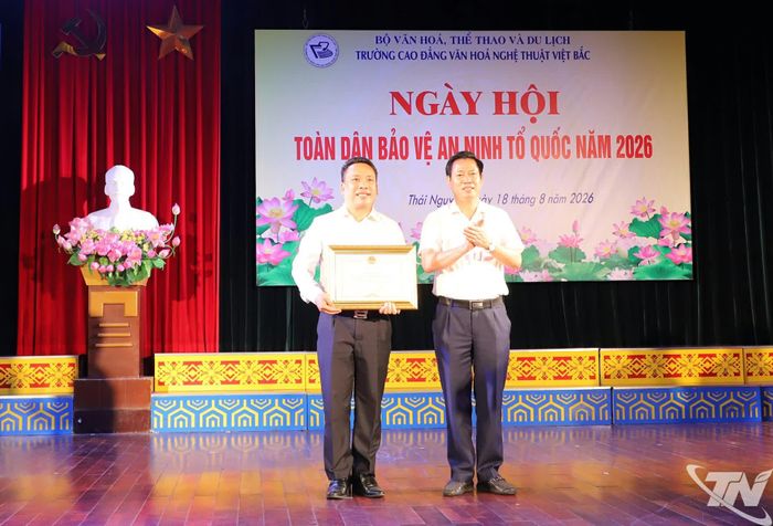 Đại diện lãnh đạo Ban Tuyên giáo và Dân vận Tỉnh ủy trao Bằng khen của Chủ tịch UBND tỉnh cho Trường Cao đẳng Văn hóa Nghệ thuật Việt Bắc.