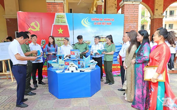 Các đại biểu tham quan không gian tuyên truyền biển đảo.