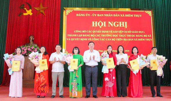 Lãnh đạo xã Điềm Thụy trao quyết định bổ nhiệm cán bộ quản lý tại 6 trường học sau sắp xếp.