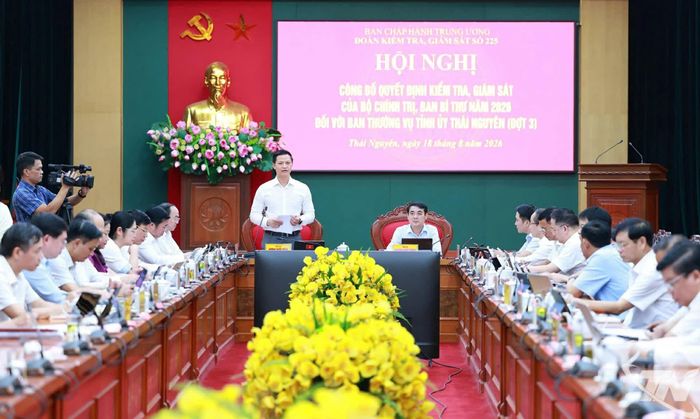 Đồng chí Vương Quốc Tuấn, Ủy viên Trung ương Đảng, Phó Bí thư Tỉnh ủy, Chủ tịch UBND tỉnh báo cáo với Đoàn kiểm tra, giám sát.