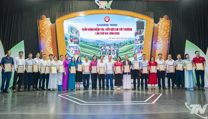 Hội Khuyến học tỉnh trao vinh danh các đơn vị, cá nhân đồng hành với Chương trình.
