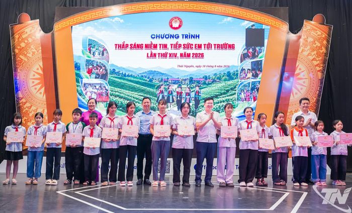 Đồng chí Đinh Quang Tuyên, Phó Bí thư Tỉnh ủy, Chủ tịch Ủy ban MTTQ Việt Nam tỉnh trao học bổng cho các em học sinh tiêu biểu có hoàn cảnh khó khăn của 55 xã, phường phía Nam.