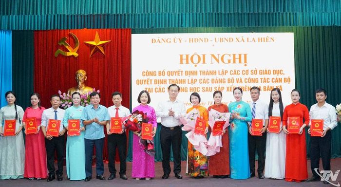 Lãnh đạo xã La Hiên trao các quyết định về sắp xếp trường học và công tác cán bộ.