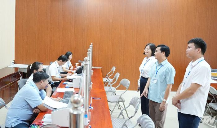 Đoàn công tác kiểm tra tại xã Trần Phú.
