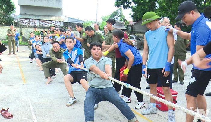 Thi đấu kéo co tại Ngày hội.