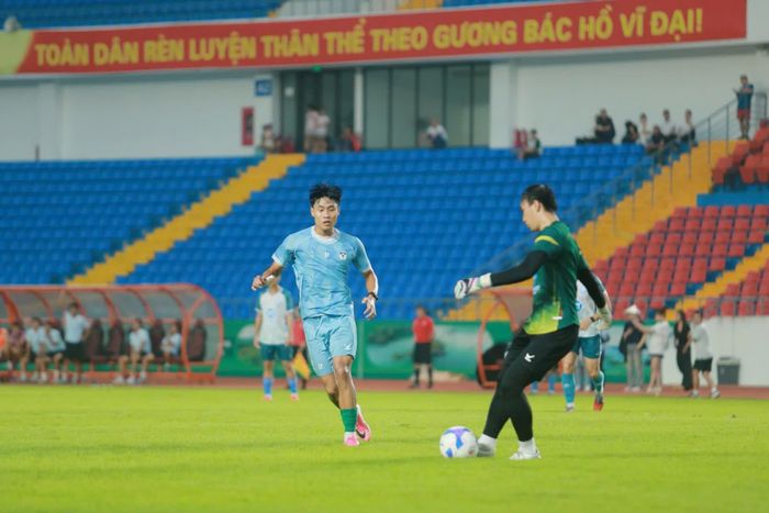 FC Thái Nguyên áp sát thủ môn đội khách, tạo sức ép ngay từ tuyến trên.
