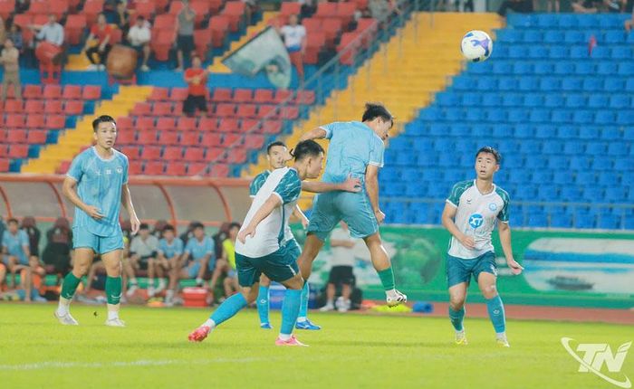 Cầu thủ FC Thái Nguyên bật cao tranh chấp bóng trong một tình huống tấn công trước Xuân Thiện Phú Thọ.