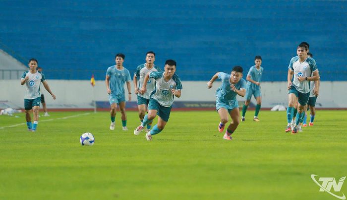 Những pha tranh chấp quyết liệt xuất hiện thường xuyên trong trận giao hữu giữa FC Thái Nguyên và Xuân Thiện Phú Thọ.