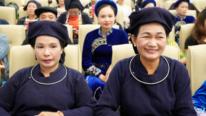 Đại biểu và các nghệ nhân, diễn viên dự Liên hoan.