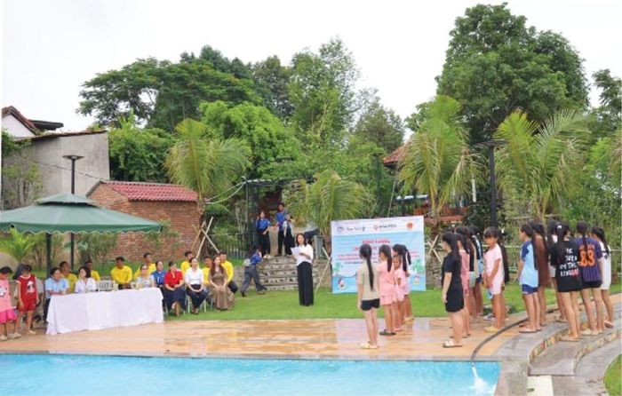 Khai giảng lớp bơi miễn phí dành cho trẻ em gái tại xã Bình Điền. Ảnh: Hội Bảo vệ quyền trẻ em thành phố Huế cung cấp 