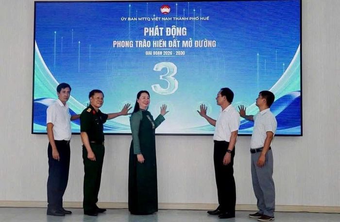  Nghi thức phát động hiến đất mở đường. Ảnh: Thái Bình