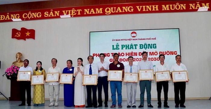  Trao Bằng khen của Chủ tịch UBND thành phố cho các điển hình trong phong trào hiến đất mở đường. Ảnh: Thái Bình 