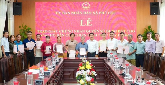 Lãnh đạo UBND xã Phú Lộc trao giấy chứng nhận quyền sử dụng đất cho các hộ dân. Ảnh: Ngọc Hiếu