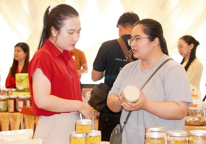  Tham quan các gian hàng trưng bày sản phẩm của các doanh nghiệp tại diễn đàn.
