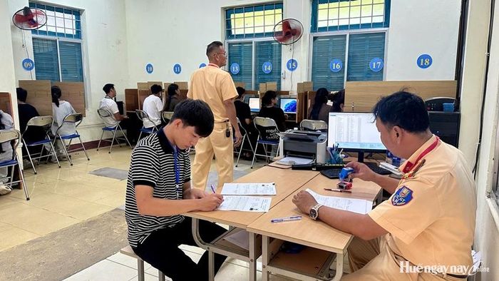 Phần thi lý thuyết được tổ chức nghiêm túc, bảo đảm khách quan, công khai và minh bạch.