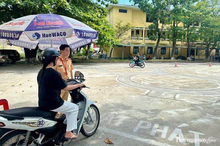 Thí sinh thực hiện phần thi thực hành lái xe mô tô hạng A1 theo đúng quy trình sát hạch.