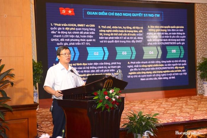  Đồng chí Hồ Thắng, Phó Trưởng Ban Tuyên giáo và Dân vận Thành ủy Huế truyền đạt chuyên đề đến các học viên.
