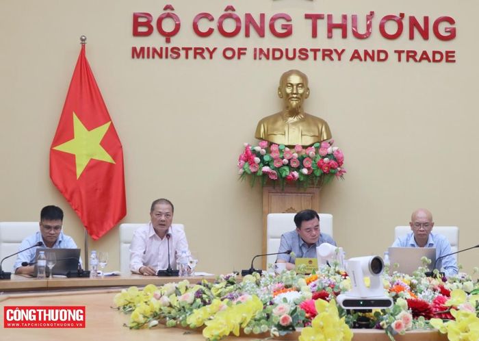 Ông Nguyễn Anh Sơn - Cục trưởng Cục Xuất nhập khẩu (thứ hai từ trái sang) thông tin về những nội dung trọng tâm của dự thảo Chiến lược xuất nhập khẩu hàng hóa đến năm 2030, tầm nhìn đến năm 2045.