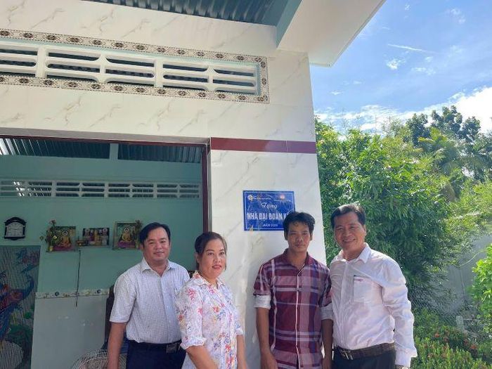 Lãnh đạo xã Trà Côn, Công ty Nhiệt điện Duyên Hải và đại diện 2 hộ gia đình gắn biển Nhà Đại đoàn kết