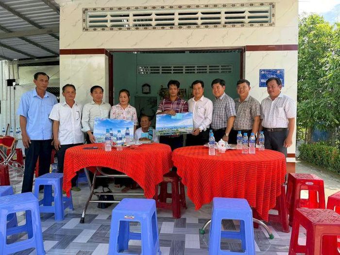 Đại diện Công ty Nhiệt điện Duyên Hải trao quà chúc mừng gia đình bà Thạch Thị Xà Riêng và ông Đỗ Minh Quân trong ngày nhận nhà mới