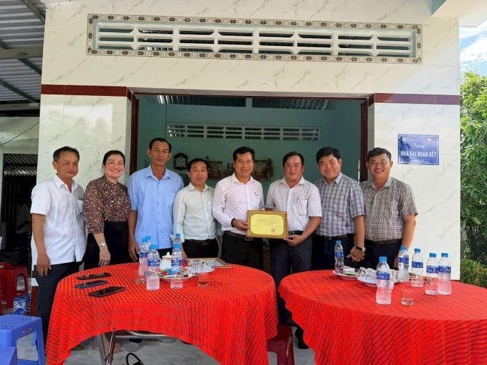 Lãnh đạo xã Trà Côn trao Giấy ghi nhận “Tấm lòng vàng” cho đại diện Công ty Nhiệt điện Duyên Hải, ghi nhận sự hỗ trợ xây dựng 2 căn nhà cho các hộ có hoàn cảnh khó khăn trên địa bàn