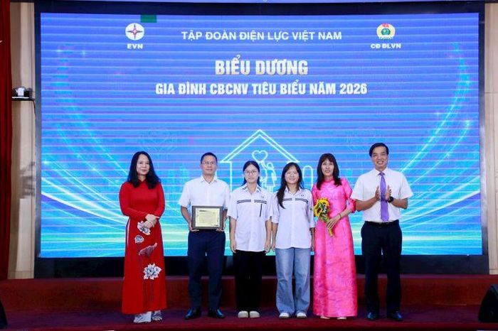 Gia đình đồng chí Đoàn Anh Tuấn - Công ty Nhiệt điện Uông Bí được biểu dương, khen thưởng