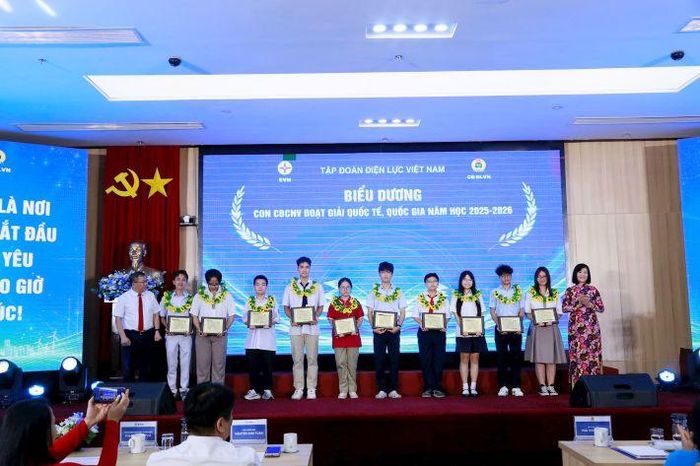 Cháu Hứa Mạnh Tuấn (thứ 5 từ phải qua) và cháu Nguyễn Thị Hồng Hà  (thứ 6 từ phải qua) được Tập đoàn Điện lực Việt Nam biểu dương khen thưởng 
